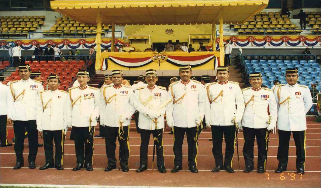 Antara Pegawai pegawai  KPD  yang hadir  semasa Penganugerahan Panji panji dan Watikah Diraja pada tanggal   7 Jun 1997