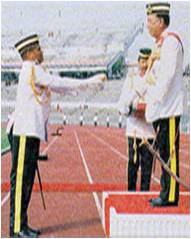 Kolonel Abdul Majid bin Daudsha ketika menerima watikah gelaran Diraja daripada SPB Yang DiPertuan Agong
